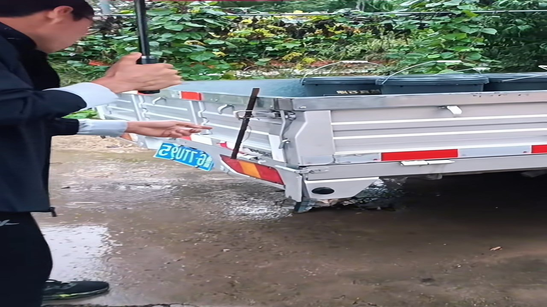 Full Video : N3007144_Today, next to my house, there is a truck carrying paint cans parked