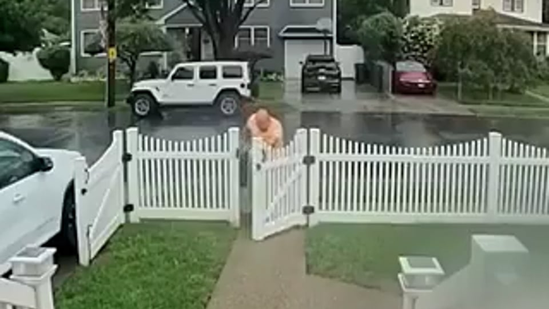 Parte 2 : N0309019_HOLY cow � A doorbell cam caught a terrifying moment as a New York man approached a home—only to ge_part2